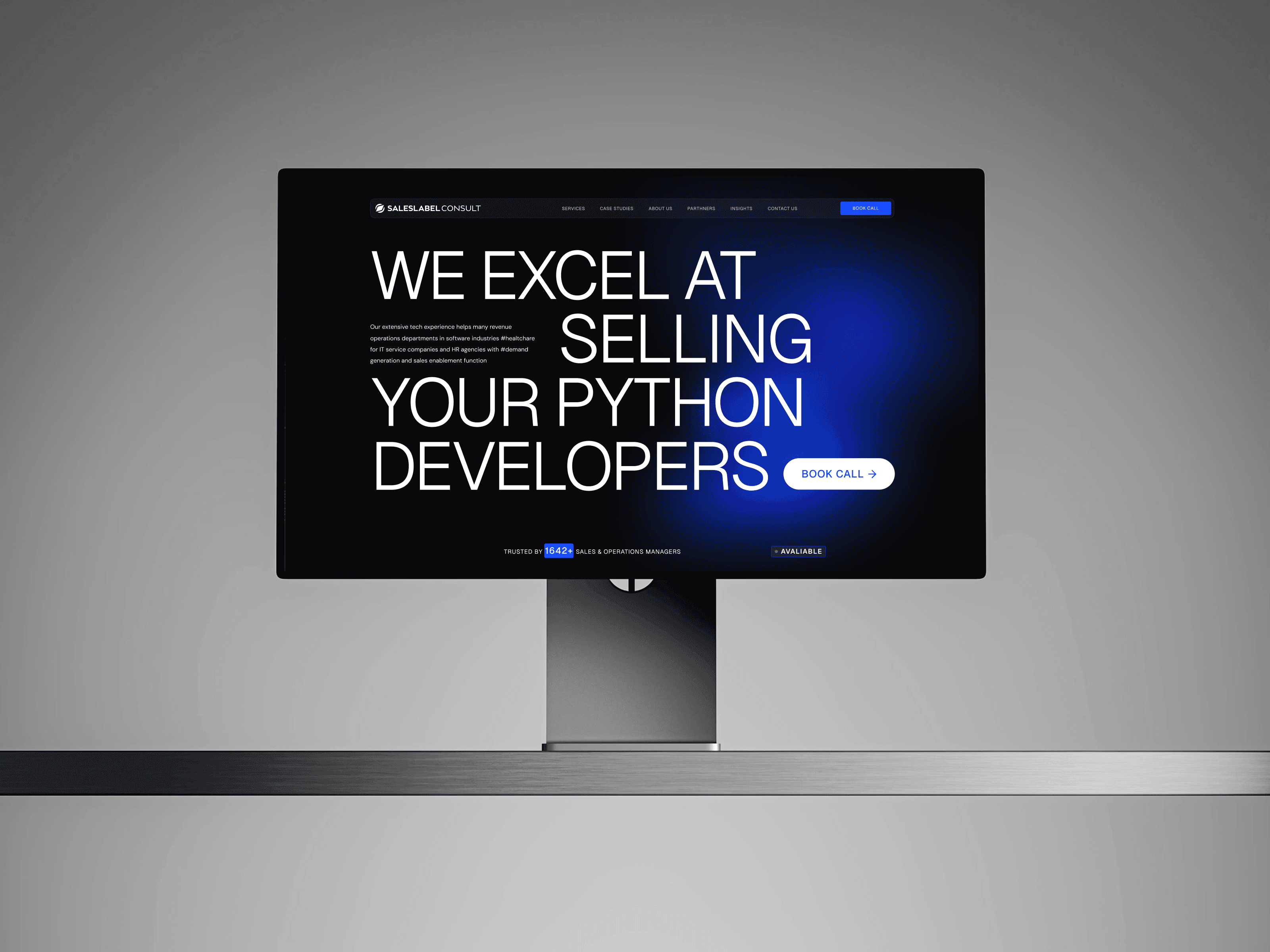 Монітор із головною сторінкою Sales Label Consulting: великий заголовок і заклик до дії про рішення для IT-продажів.